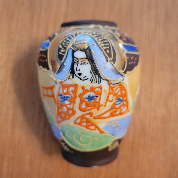 Vintage Moriage Style Small Vase ~ Made in Japan ~ Hand-painted detail ~ Pretty! - Picture 1 of 10